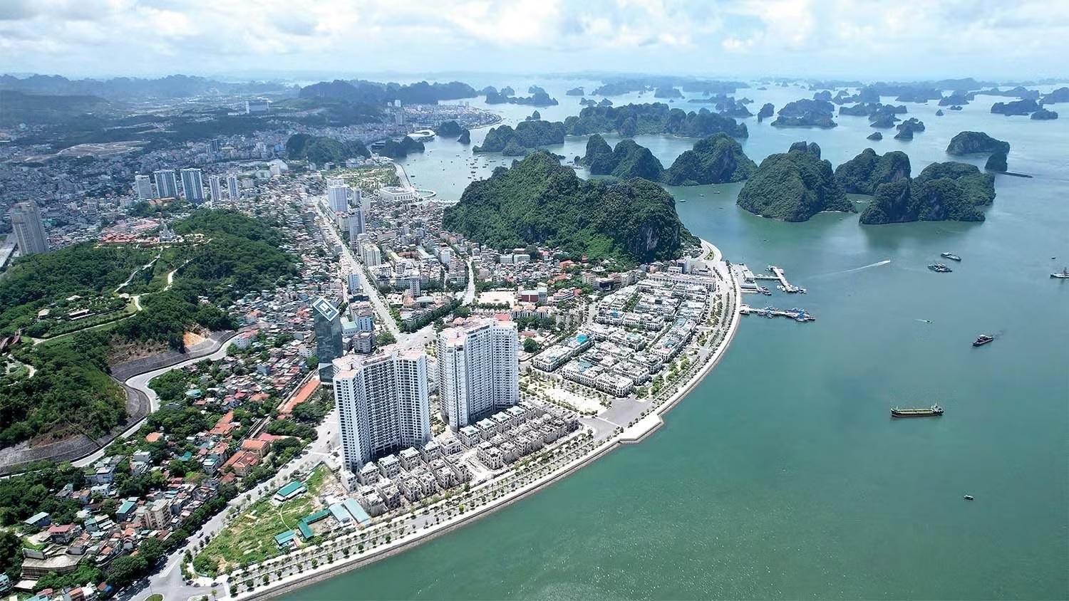 Quảng Ninh đặt mục tiêu đón 45 triệu lượt du khách/năm: Cơ hội gọi tên Vinhomes Global Gate Hạ Long